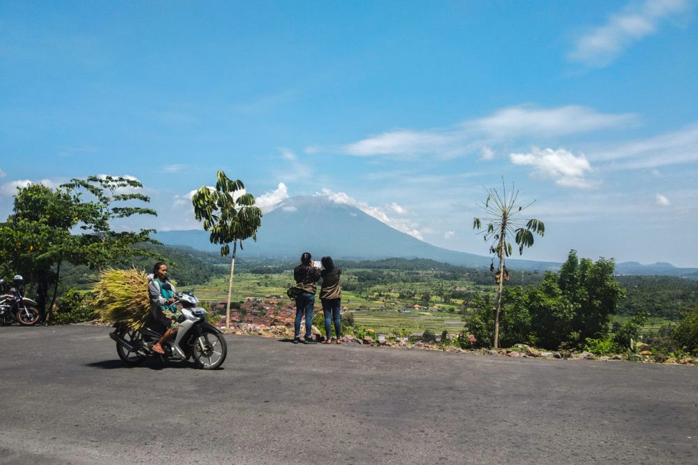 Wisatawan saat berfoto di Bukit Asah Bugbug